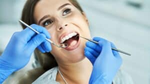 Paciente siendo atendido en una clínica dental moderna en la urbanización de La Moraleja